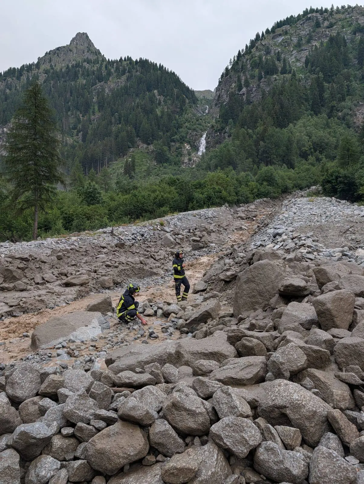 Frana in Val Genova causa chiusura strada, intervento dei soccorritori: diverse persone isolate