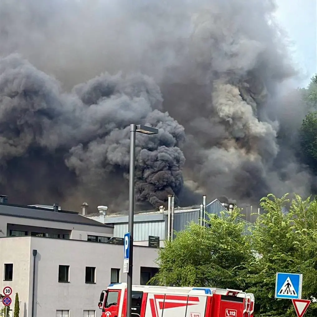 Incendio nel panificio di Caldaro: vigili del fuoco in azione