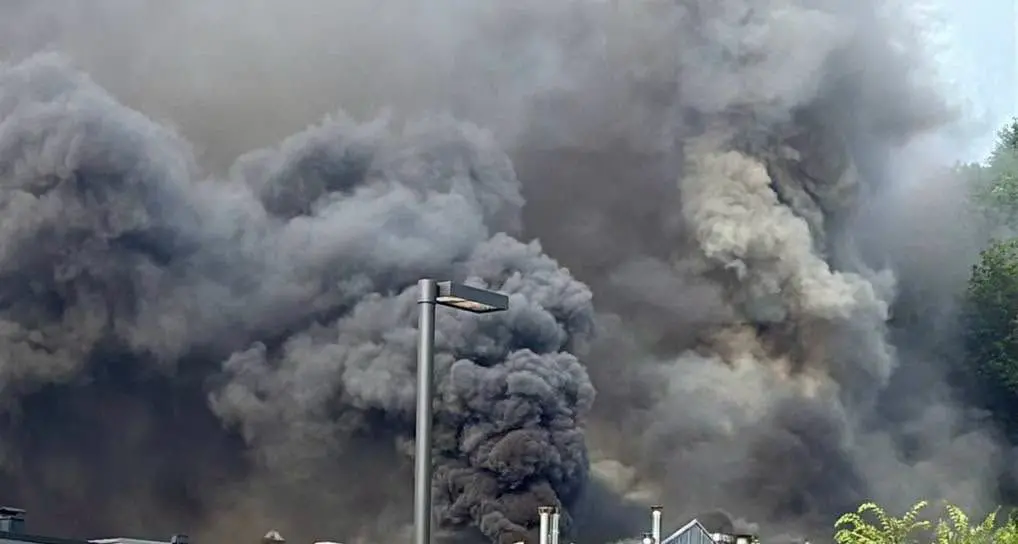 Incendio nel panificio di Caldaro: vigili del fuoco in azione