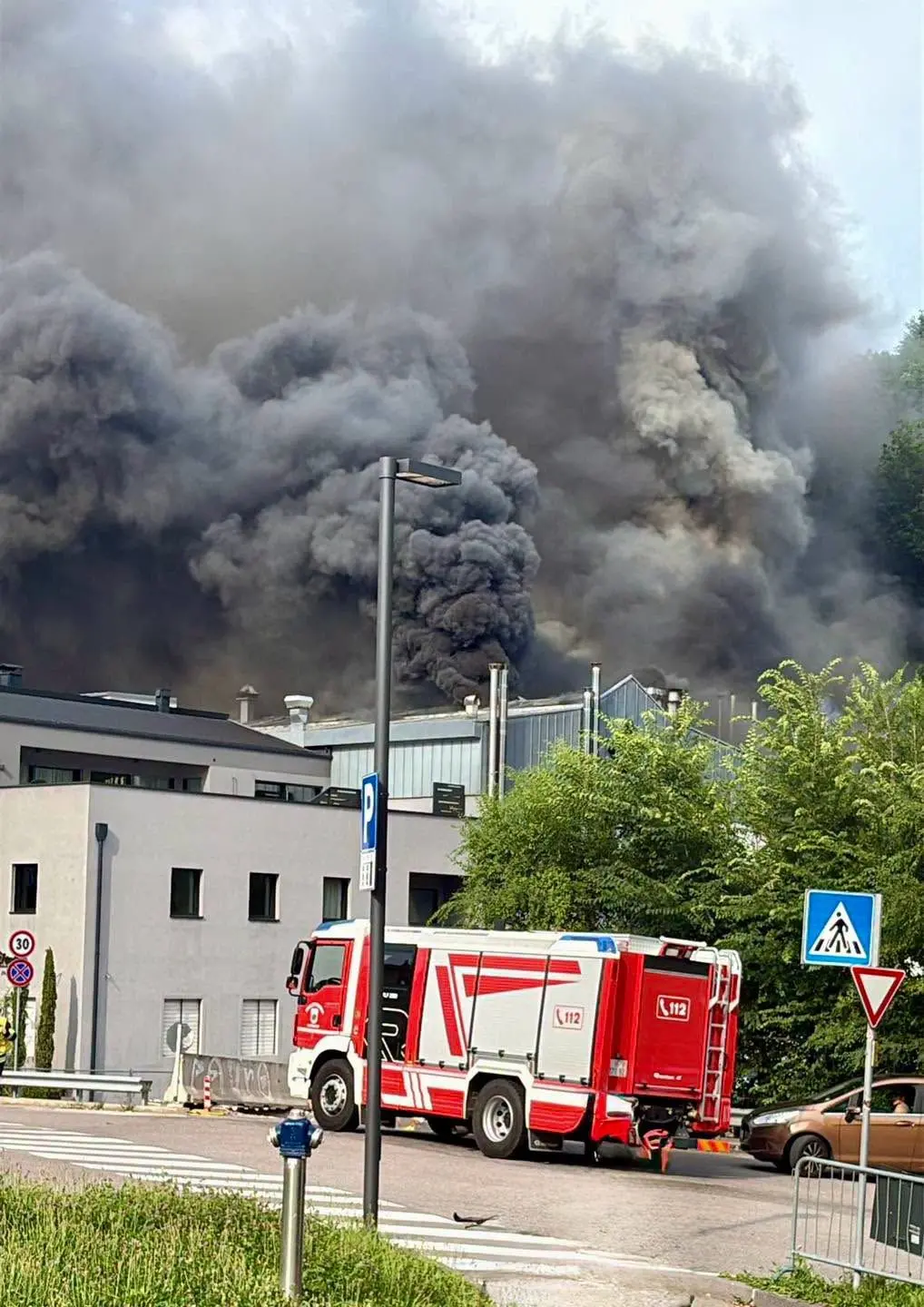 Incendio nel panificio di Caldaro: vigili del fuoco in azione