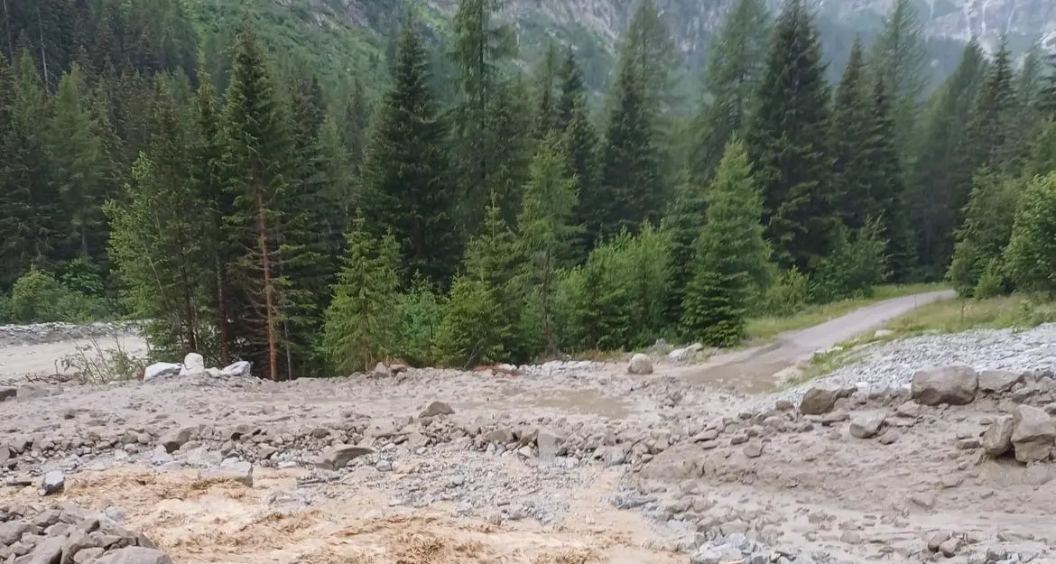 Val Genova, colata di fango e massi blocca la strada: oltre 70 persone temporaneamente bloccate