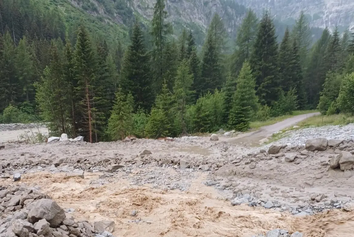 Val Genova, colata detritica blocca la strada: oltre 100 persone isolate