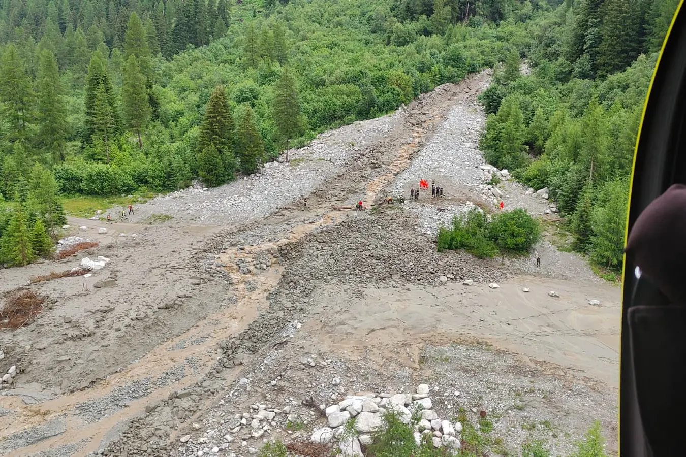 Val Genova, colata di fango e sassi