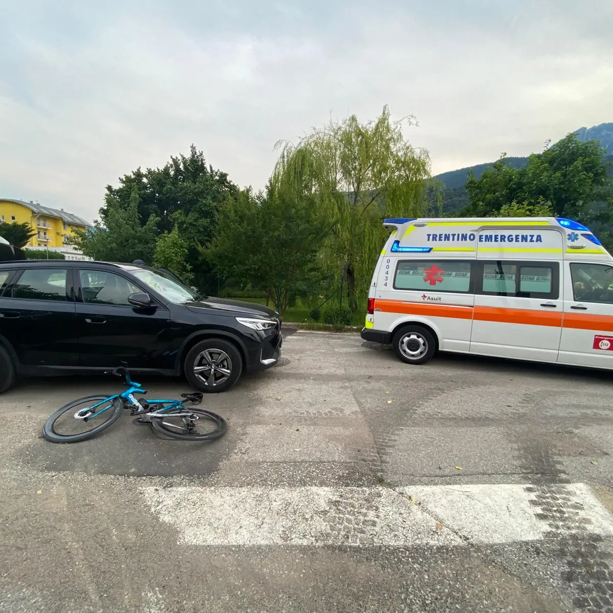 Pergine, scontro tra auto e bicicletta: ciclista di 45 anni in ospedale