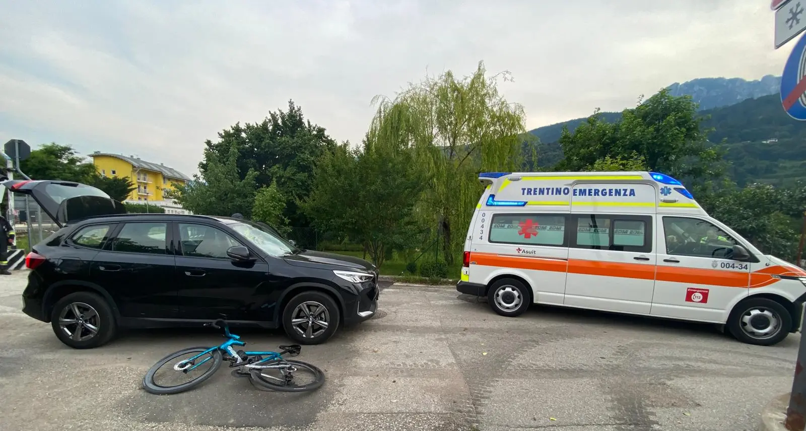 Pergine, scontro tra auto e bicicletta: ciclista di 45 anni in ospedale
