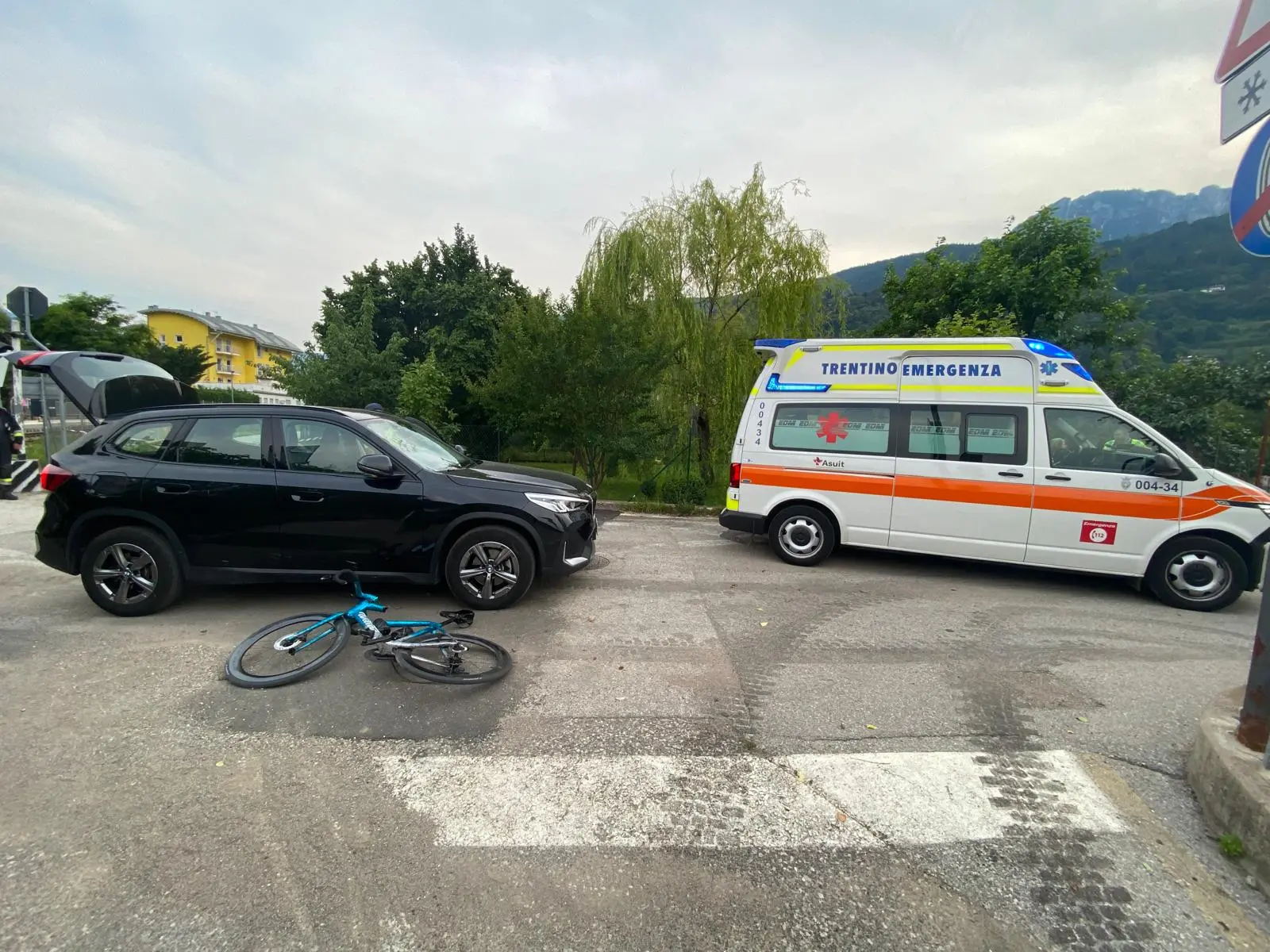 Pergine, scontro tra auto e bicicletta: ciclista di 45 anni in ospedale