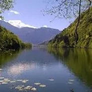 Acque del lago di Levico, il Comune: «I controlli ufficiali smentiscono l'allarme»