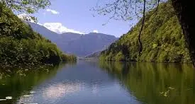 Acque del lago di Levico, il Comune: «I controlli ufficiali smentiscono l'allarme»