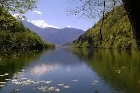 Acque del lago di Levico, il Comune: «I controlli ufficiali smentiscono l'allarme»