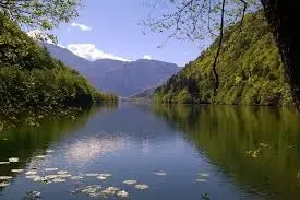 Acque del lago di Levico, il Comune: «I controlli ufficiali smentiscono l'allarme»