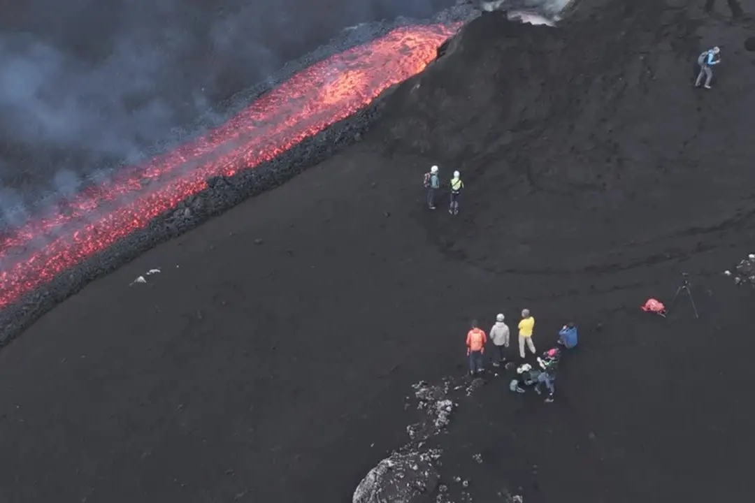 Eruzione spettacolare sull'Etna, la colata lavica tocca quota 2800 metri