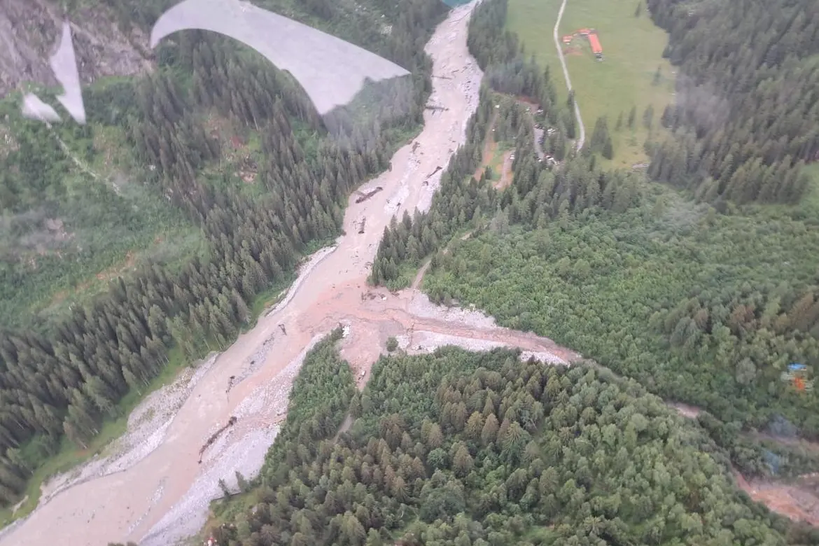 Val Genova, strada chiusa fino al 29 giugno dopo la colata detritica
