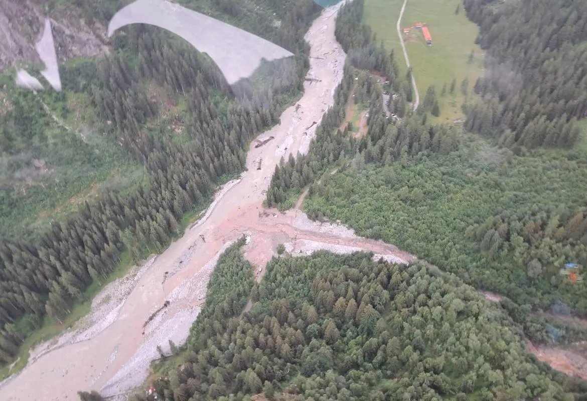 Val Genova, strada chiusa fino al 29 giugno dopo la colata detritica