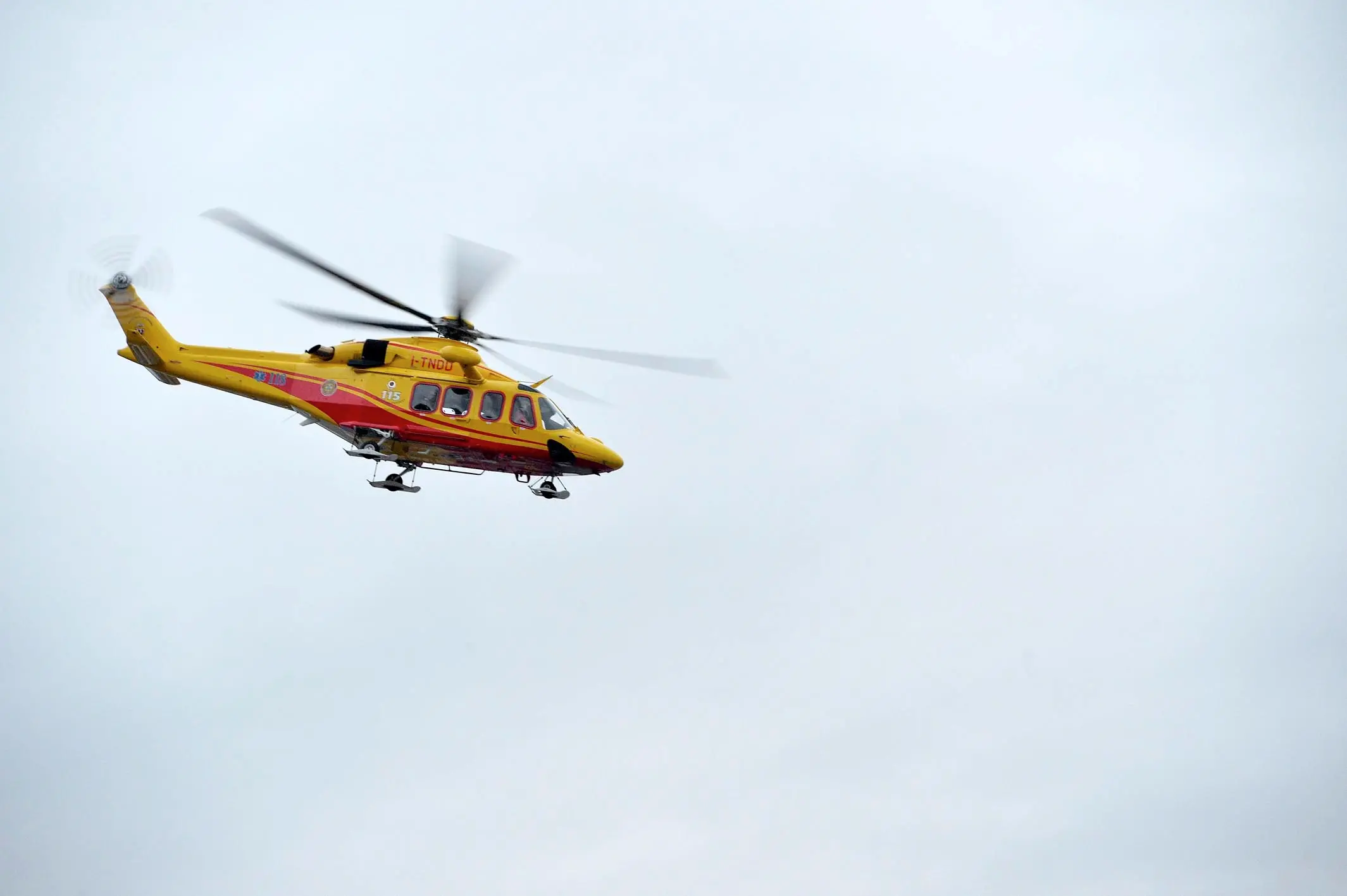 San Martino di Castrozza, escursionista cade per 10 metri: trasportata in elicottero a Cavalese
