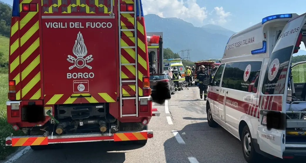 Frontale tra Telve e Borgo: mamma e bimbo di un anno in elicottero a Trento