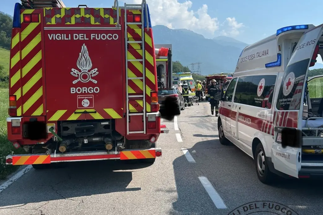 Frontale tra Telve e Borgo: mamma e bimbo di un anno in elicottero a Trento