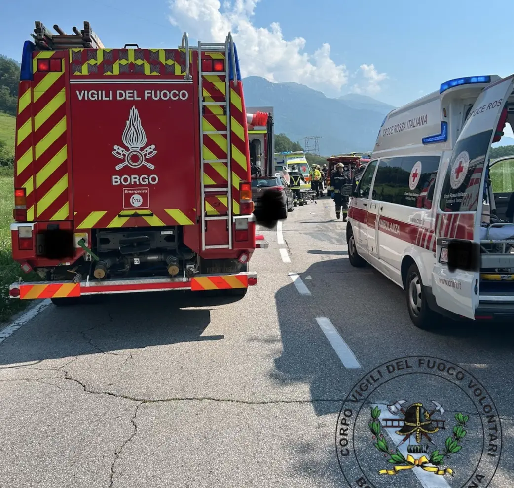 Frontale tra Telve e Borgo: mamma e bimbo di un anno in elicottero a Trento