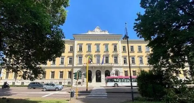Scoppia violenza tra colleghi: insegnante colpisce con un pugno l’amante della moglie