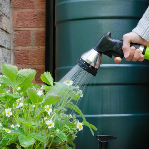 Con il caldo consumi anomali d’acqua: giro di vite del Comune