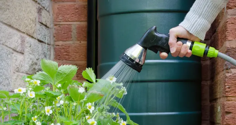 Con il caldo consumi anomali d’acqua: giro di vite del Comune