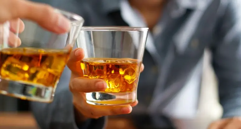 I trentini fumano meno ma bevono di più: boom dei consumi fra le donne