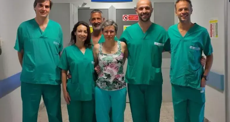 Asportano un raro tumore e ricostruiscono i nervi: una donna torna a camminare