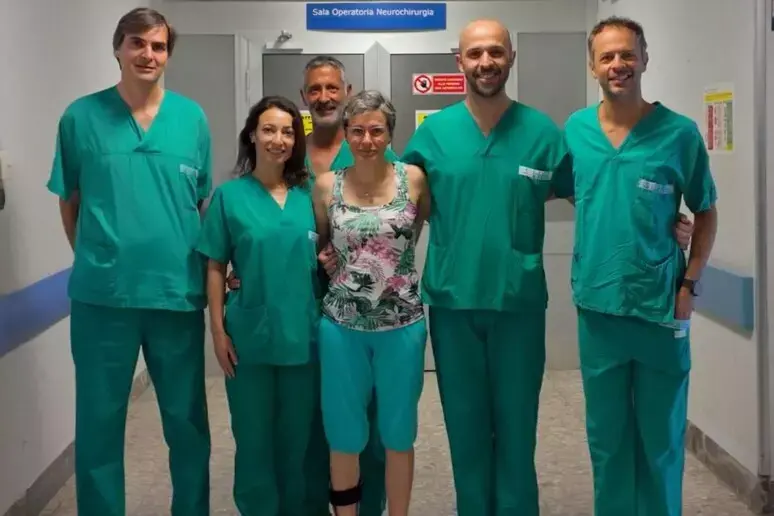 Asportano un raro tumore e ricostruiscono i nervi: una donna torna a camminare