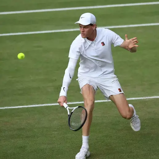 Sinner supera in cinque set l'esordio a Wimbledon contro Kecmanovic