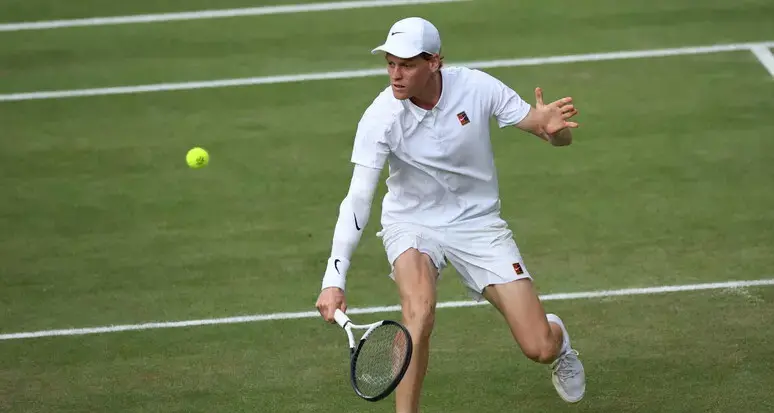 Sinner supera in cinque set l'esordio a Wimbledon contro Kecmanovic