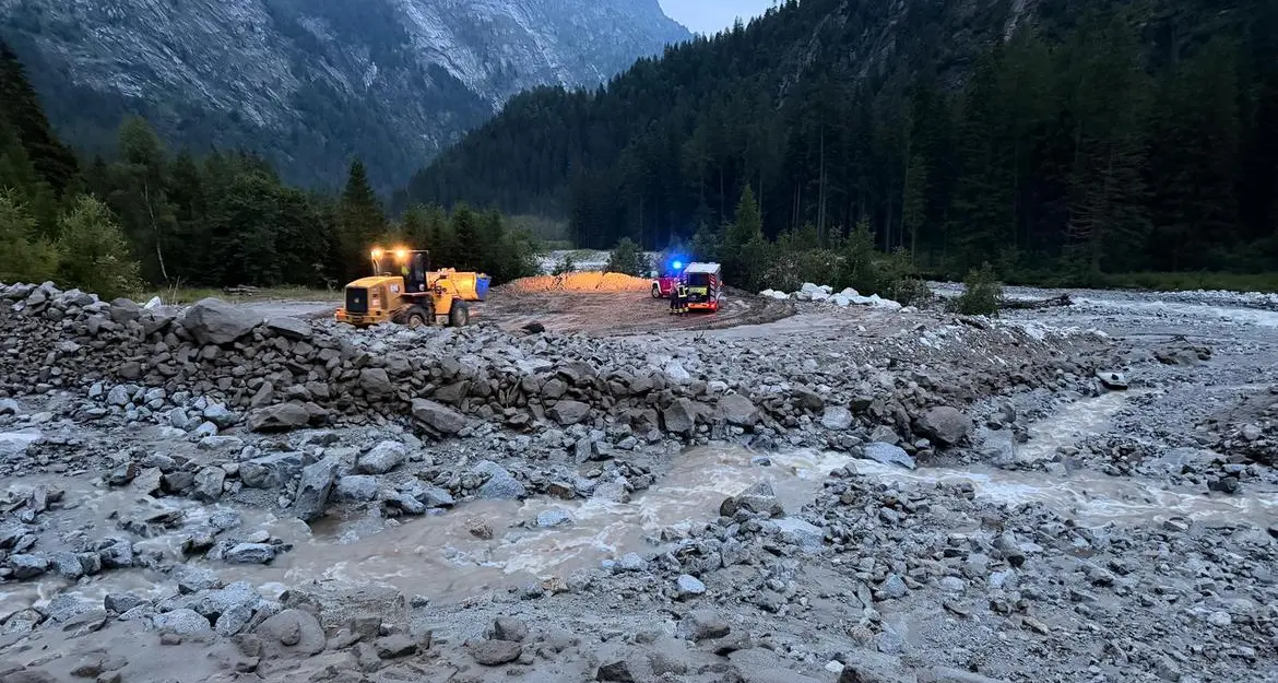 Val Genova, accesso ancora chiuso: recuperati tutti i veicoli, resta l'allerta