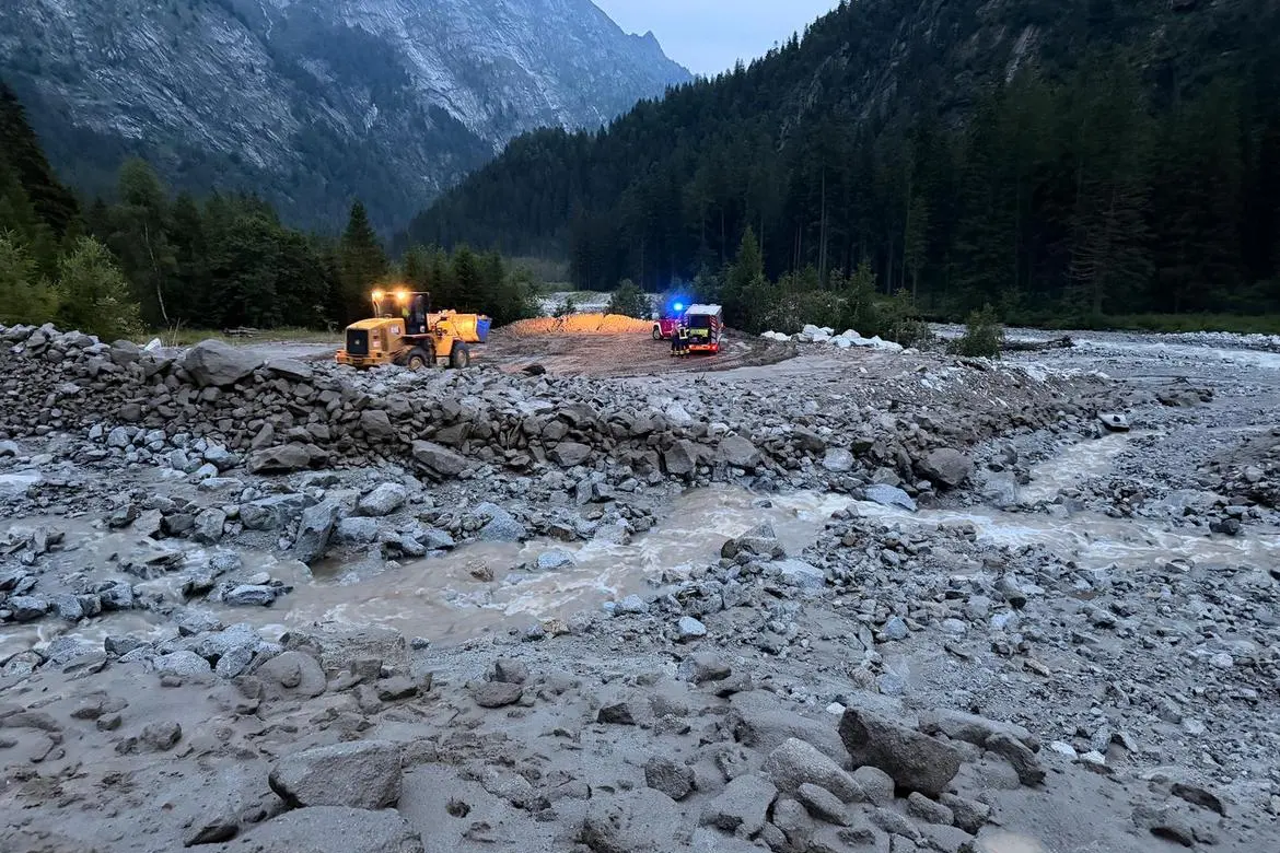 Val Genova, accesso ancora chiuso: recuperati tutti i veicoli, resta l'allerta