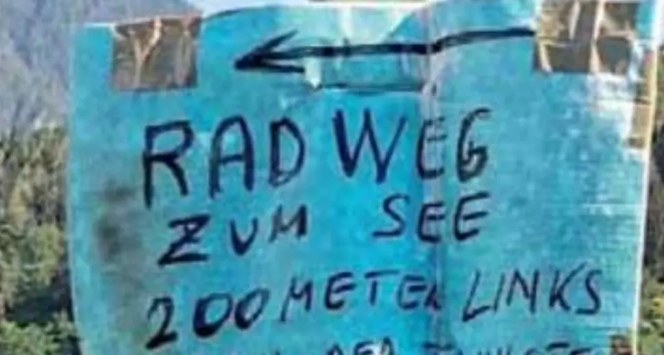 Ciclisti sperduti e a rischio e i turisti tedeschi si arrangiano con un cartello fai da te