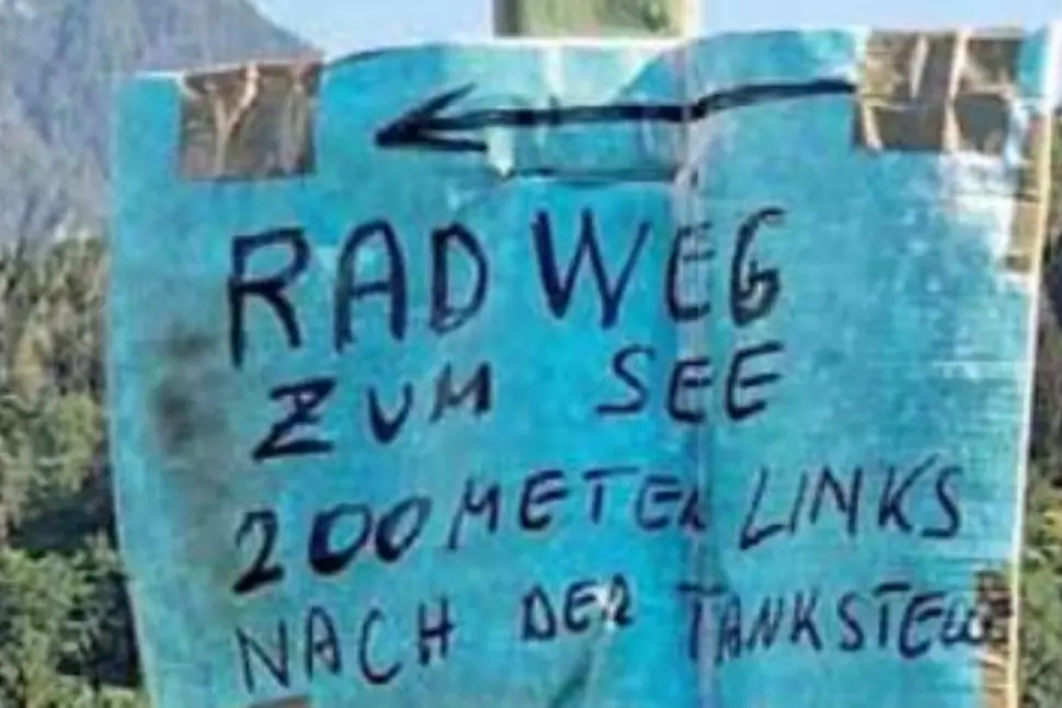Ciclisti sperduti e a rischio e i turisti tedeschi si arrangiano con un cartello fai da te