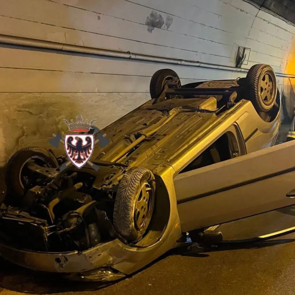 Incidente nella galleria Agnese tra Riva e Ledro: auto cappottata, un ferito