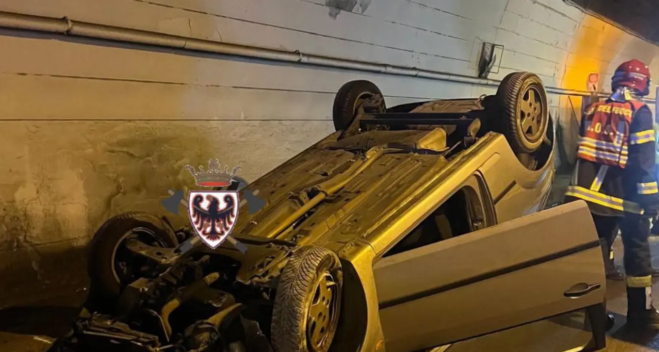 Incidente nella galleria Agnese tra Riva e Ledro: auto cappottata, un ferito
