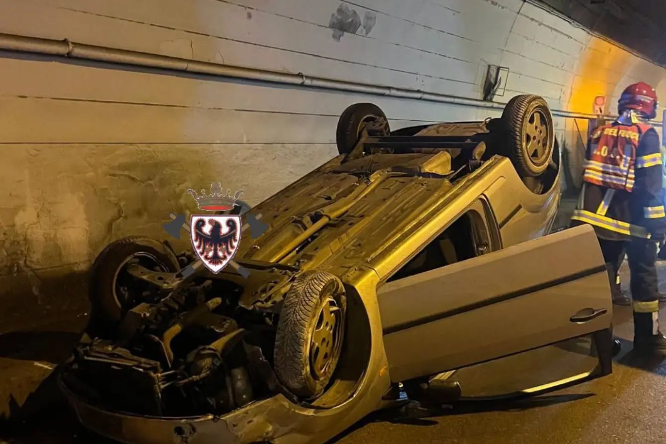Incidente nella galleria Agnese tra Riva e Ledro: auto cappottata, un ferito