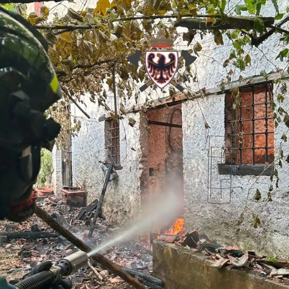 Fienile in fiamme a Idro: intervento dei pompieri di Storo per mettere in sicurezza le bombole di gas