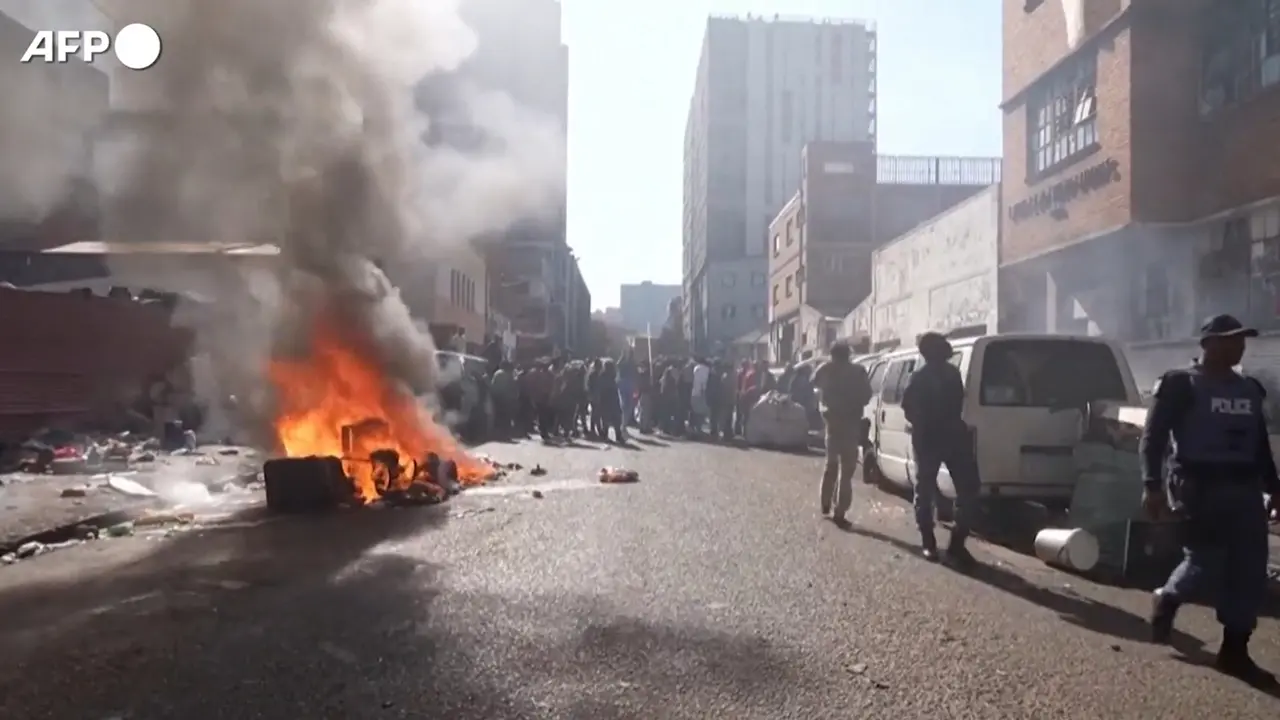 Proteste anti-migranti infiammano il Sudafrica, scontri a Johannesburg