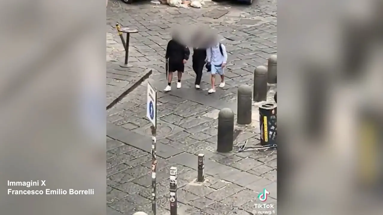 Paura a Napoli, gira per strada puntando un kalashnikov