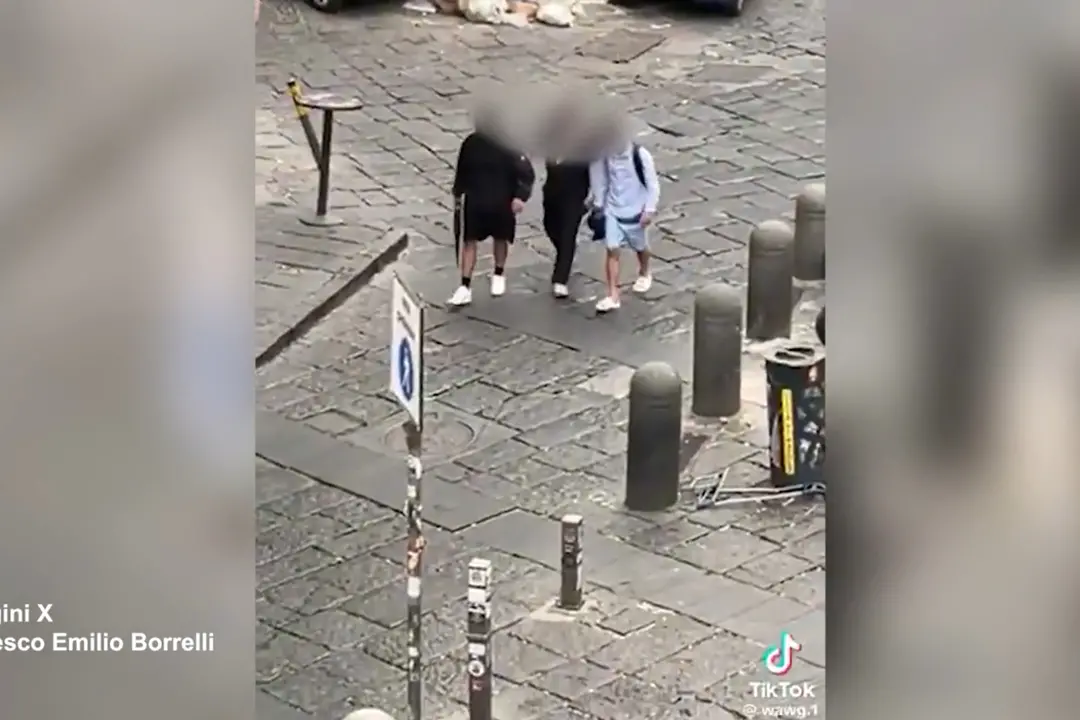 Paura a Napoli, gira per strada puntando un kalashnikov