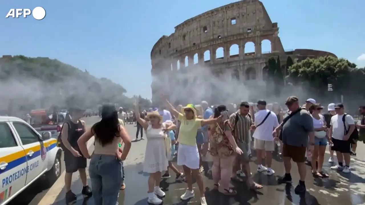 Il caldo non ferma i turisti a Roma, preso d'assalto il Colosseo