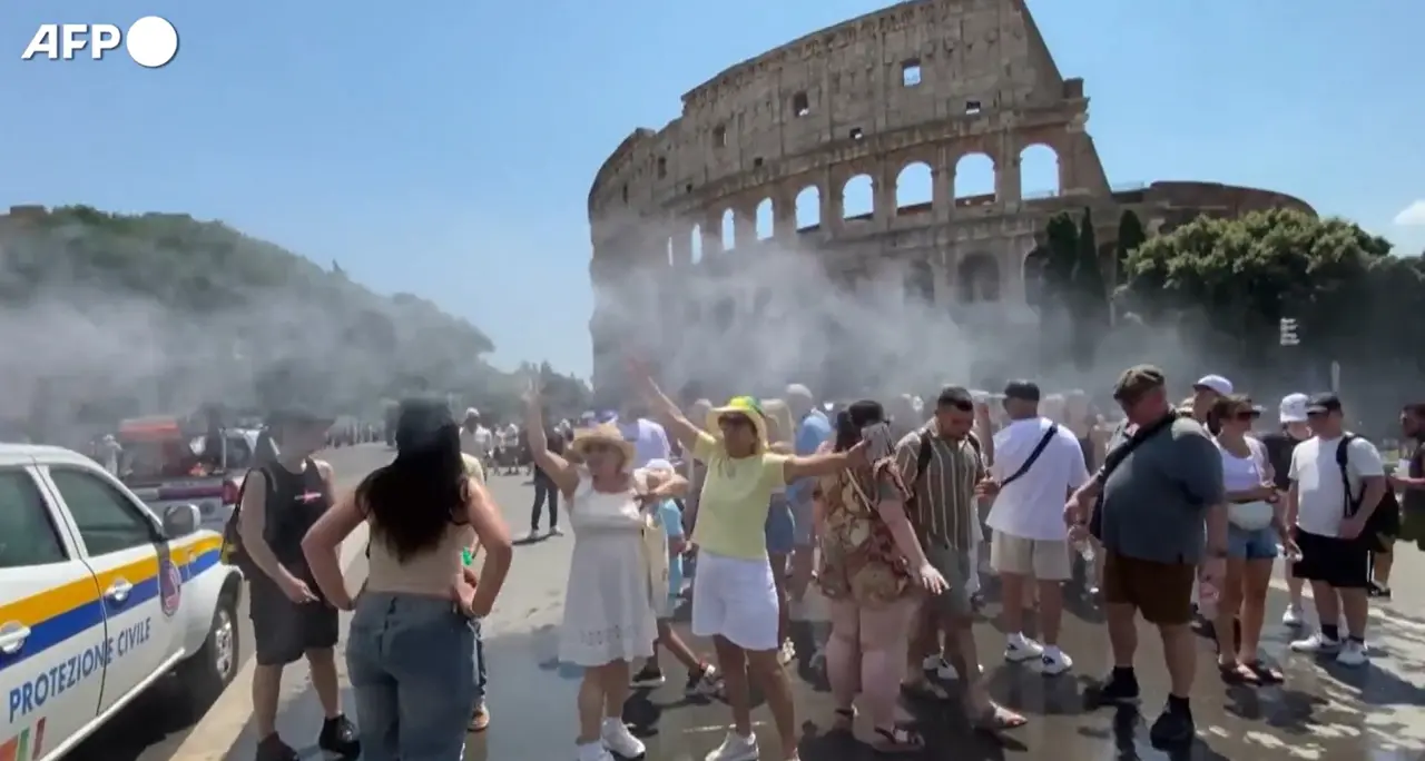 Il caldo non ferma i turisti a Roma, preso d'assalto il Colosseo