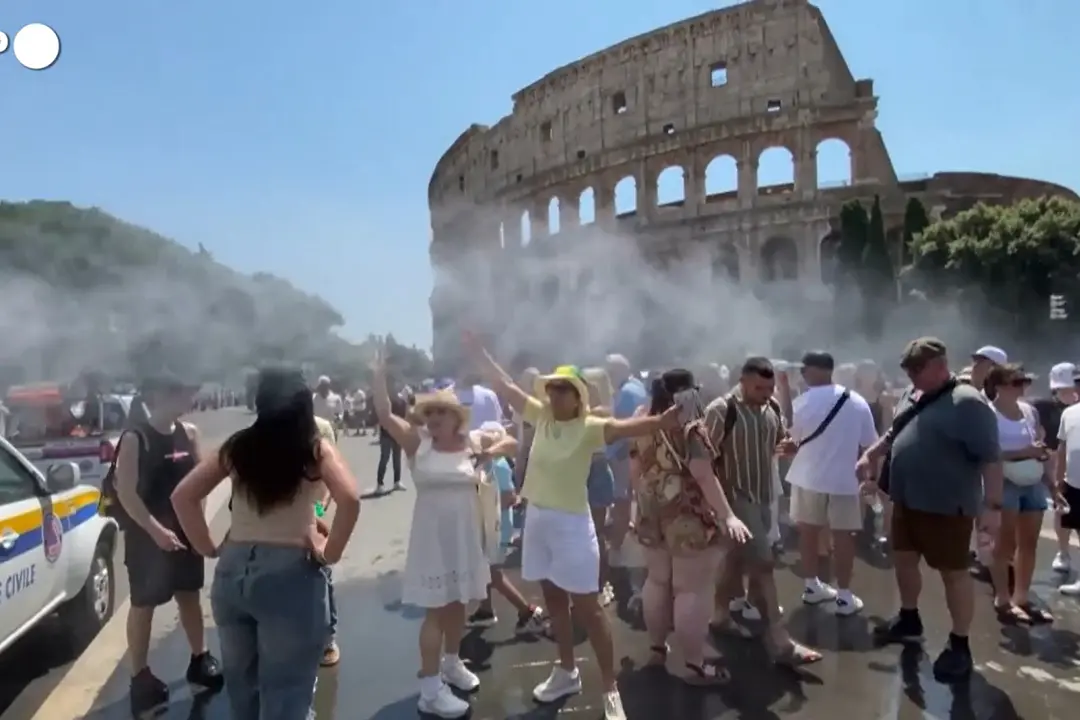 Il caldo non ferma i turisti a Roma, preso d'assalto il Colosseo