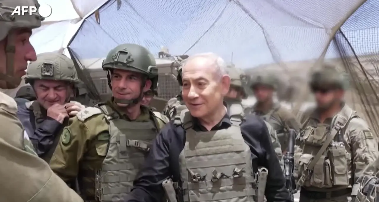 Netanyahu visita il sud del Libano: \"Non ce ne andremo\"