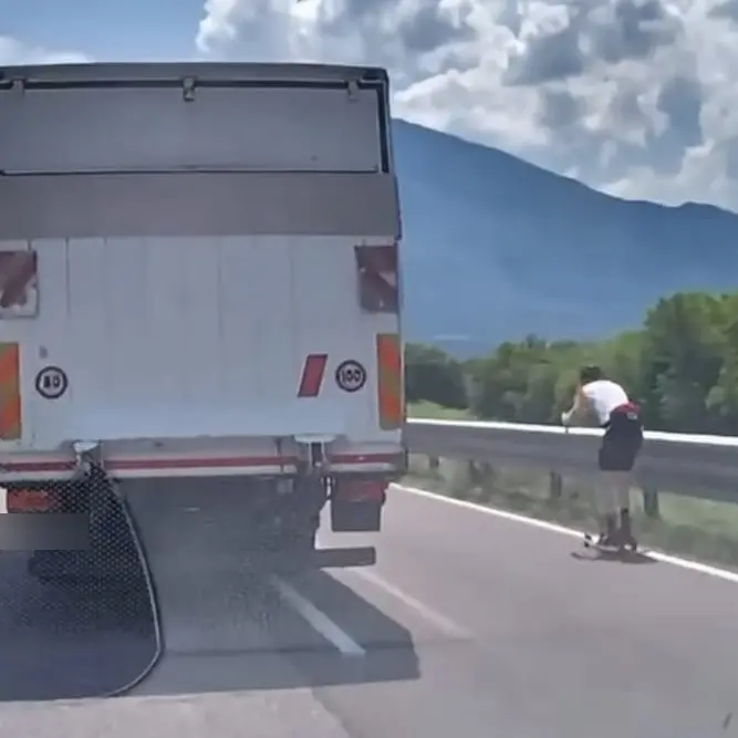 Skiroll sulla tangenziale di Trento. La denuncia: «Comportamento folle, servono più controlli»