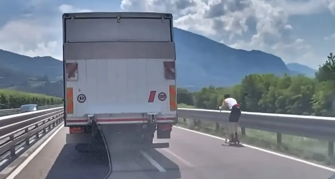 Skiroll sulla tangenziale di Trento. La denuncia: «Comportamento folle, servono più controlli»