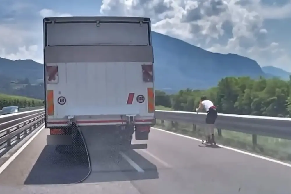 Skiroll sulla tangenziale di Trento. La denuncia: «Comportamento folle, servono più controlli»