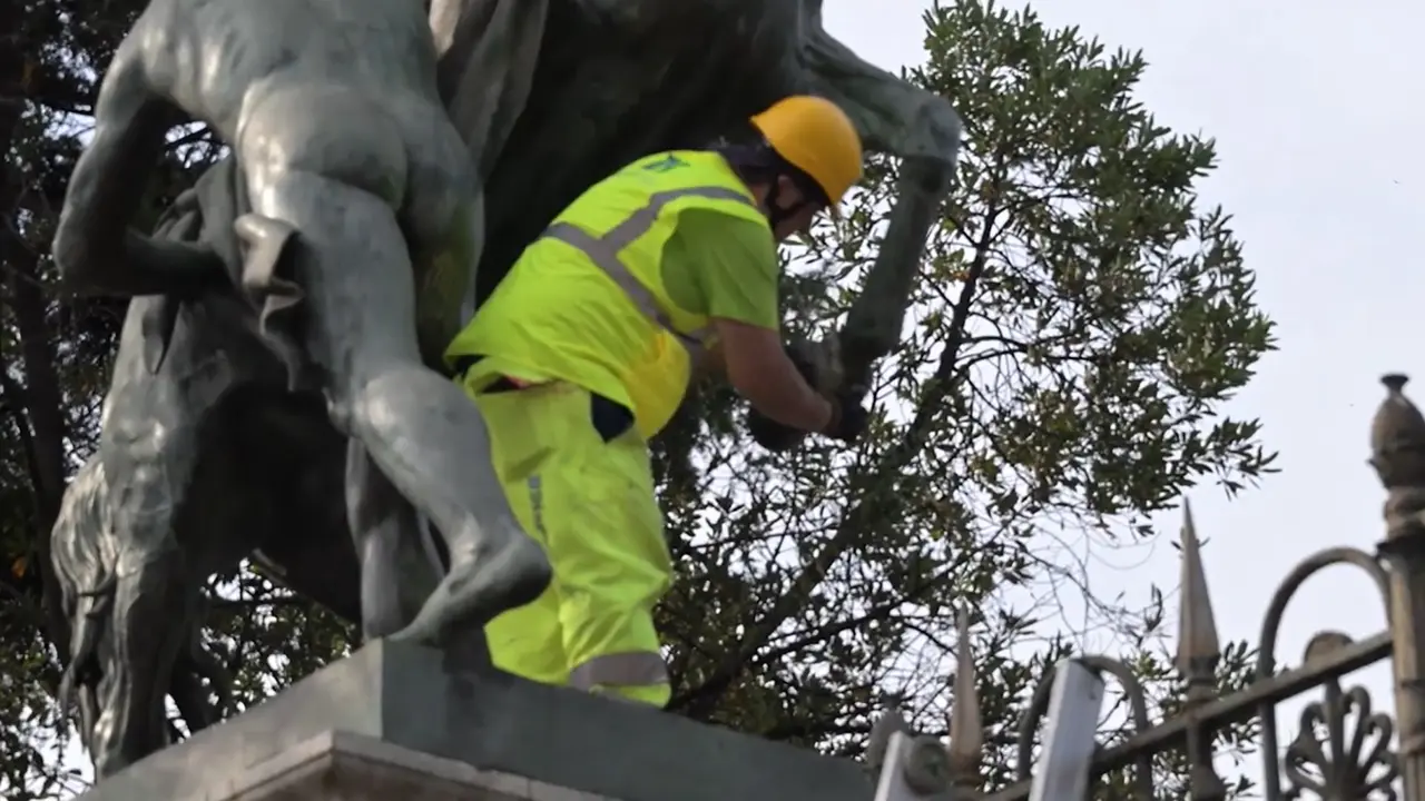 Napoli, dopo 15 anni rimosso uno straccio dalla statua donata dallo zar Nicola