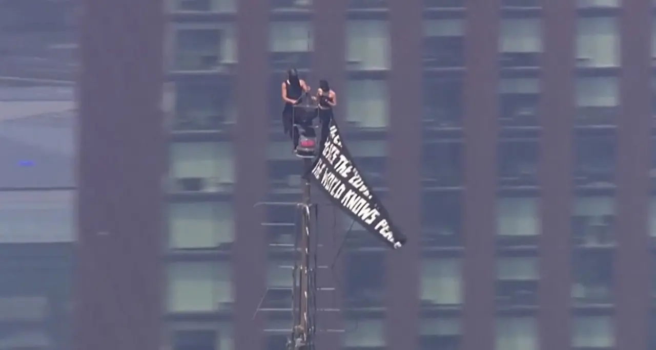 New York, proposta di nozze in cima all'Empire State Building (con striscione)