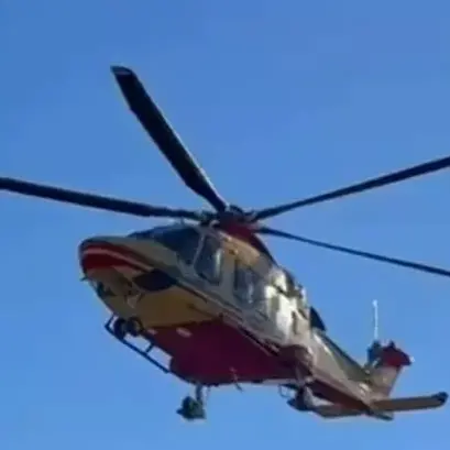 Alcuni turisti prendono il sole sulla piazzola del 118: l’elicottero non può atterrare, soccorsi in ritardo